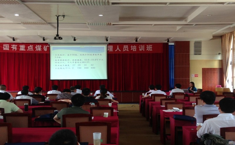马桂霞董事长在庐山给国家重点煤矿职业健康管理人员授课.jpg