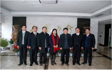 马桂霞董事长作为校董与河南理工大学校长邹友峰等合影.png